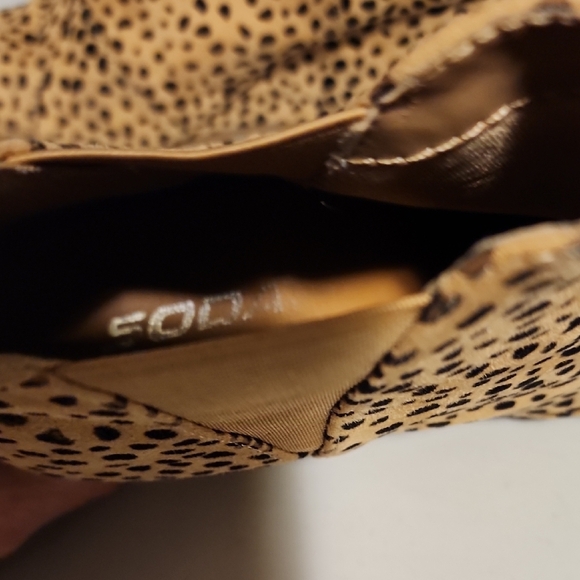 Tan and Black Ankle Boots with V-Shaped Elastic - Picture 2 of 8